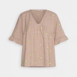 NWOT - Buttercup Blouse (B.young)